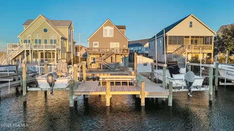 223 Moonlight Dr, Atlantic Beach, NC 28512