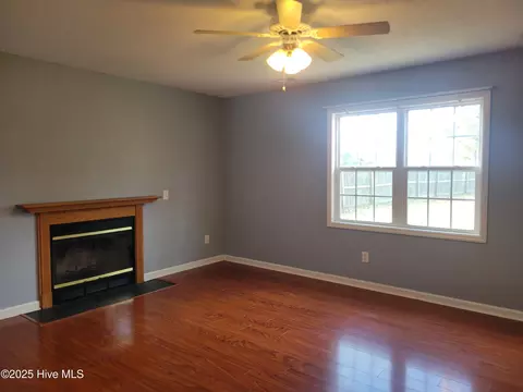 Living - 302 Rack Ln, Hubert, NC 28539 photo 3 of 3