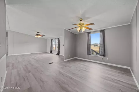 Living - 115 Patsy Ln, Hubert, NC 28539 photo 3 of 5