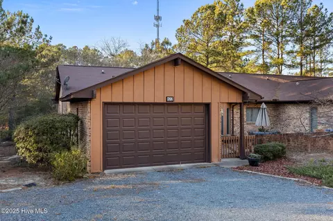 622 Redwood Dr, Southern Pines, NC 28387