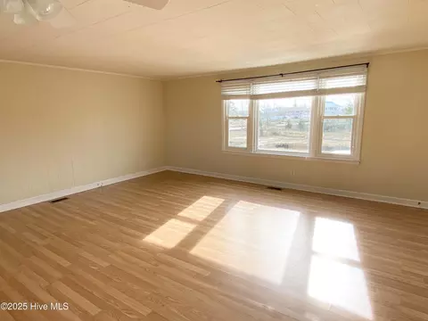 Living - 112 Croaker St, Davis, NC 28524 photo 2 of 2