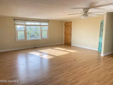 Living - 112 Croaker St, Davis, NC 28524 photo 1 of 2