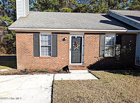 113 Live Oak Ct, Midway Park, NC 28544