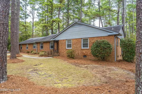 202 Downing Pl, Southern Pines, NC 28387