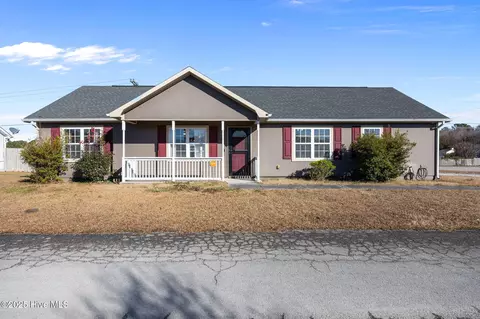 100 Foxtrail Dr, Hubert, NC 28539