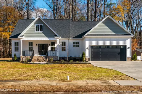 121 Castle Ct, Washington, NC 27889