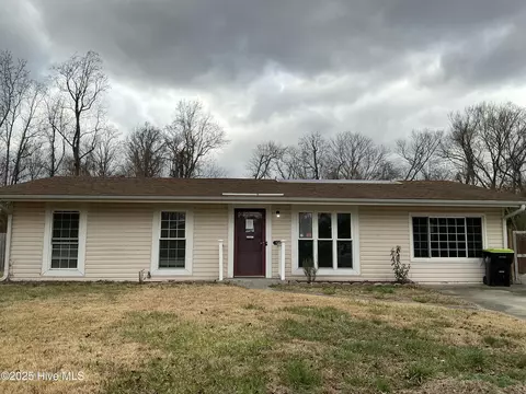 130 Tanglewood Dr, Jacksonville, NC 28540
