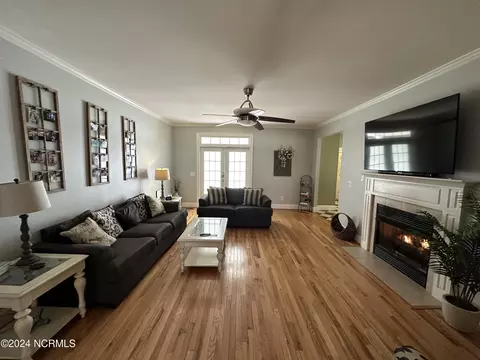 Living - 402 Confederate St, Windsor, NC 27983 photo 3 of 3