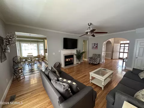 Living - 402 Confederate St, Windsor, NC 27983 photo 1 of 3