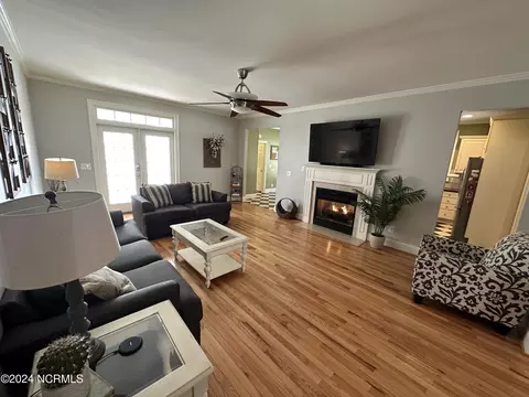 Living - 402 Confederate St, Windsor, NC 27983 photo 2 of 3
