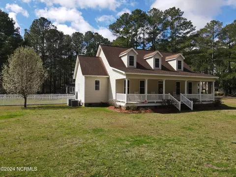 Exterior - 402 Confederate St, Windsor, NC 27983 photo 5 of 13