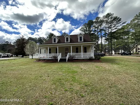 Exterior - 402 Confederate St, Windsor, NC 27983 photo 3 of 13