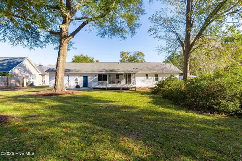 151 Hunting Bay Dr, Cape Carteret, NC 28584