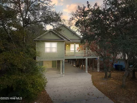104 NE 26th St, Oak Island, NC 28465