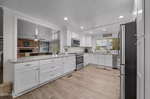 Kitchen - 107 Pineview Dr, Oriental, NC 28571 photo 2 of 4