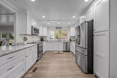 Kitchen - 107 Pineview Dr, Oriental, NC 28571 photo 3 of 4
