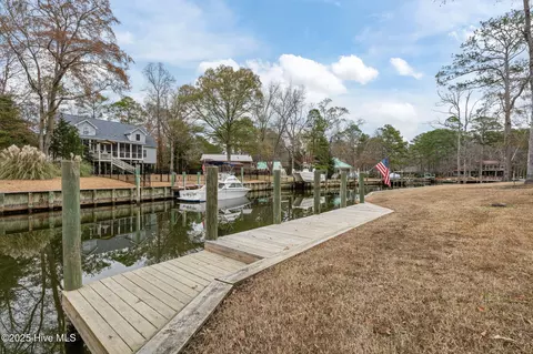 Exterior - 107 Pineview Dr, Oriental, NC 28571 photo 3 of 12