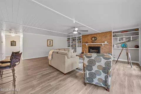 Living - 107 Pineview Dr, Oriental, NC 28571 photo 3 of 5