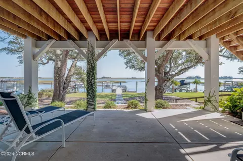 Exterior - 7 S Waterfront Pl, Hampstead, NC 28443 photo 11 of 19