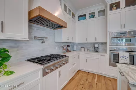 Kitchen - 7 S Waterfront Pl, Hampstead, NC 28443 photo 5 of 8