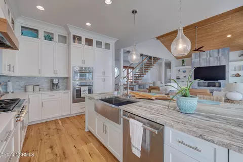 Kitchen - 7 S Waterfront Pl, Hampstead, NC 28443 photo 4 of 8