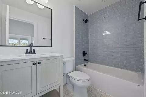 Bath - 13 E Cannon Cv, Hampstead, NC 28443 photo 6 of 9
