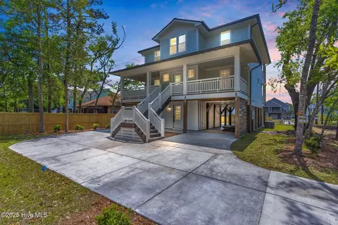 110 SW 26th St, Oak Island, NC 28465