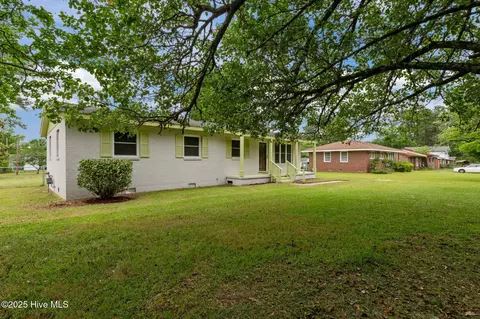 210 Glenburnie Dr, New Bern, NC 28560
