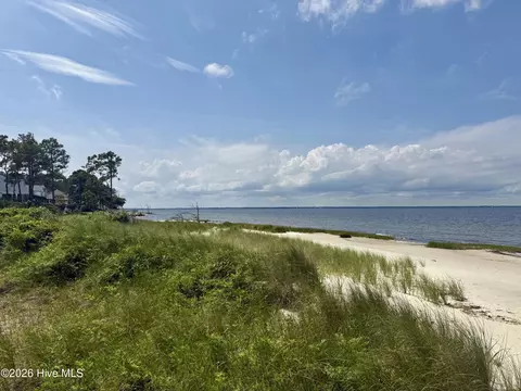 558 Sandy Point Dr, Beaufort, NC 28516