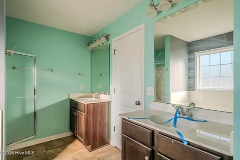 Bath - 102 Bunchberry Ct, Hampstead, NC 28443 photo 3 of 4