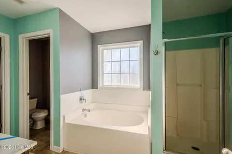 Bath - 102 Bunchberry Ct, Hampstead, NC 28443 photo 2 of 4