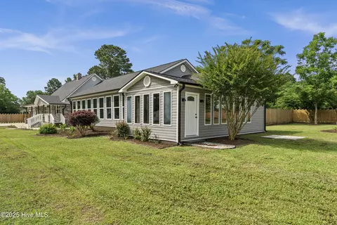 705 Bullard St, Roseboro, NC 28382