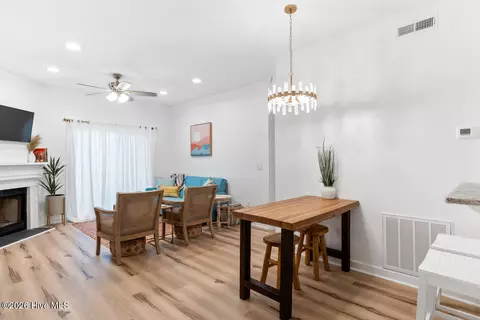 4220 Wilshire Blvd #204, Wilmington, NC 28403