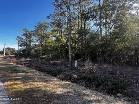 338 Diamond City Dr, Harkers Island, NC 28531