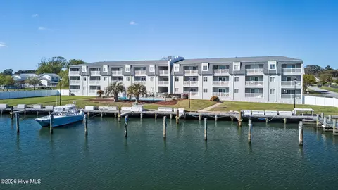 118 Lake Ave #303, Morehead City, NC 28557