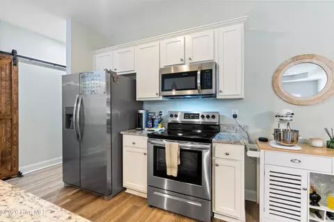 Kitchen - 1091 Dan Owen Dr, Hampstead, NC 28443 photo 2 of 4