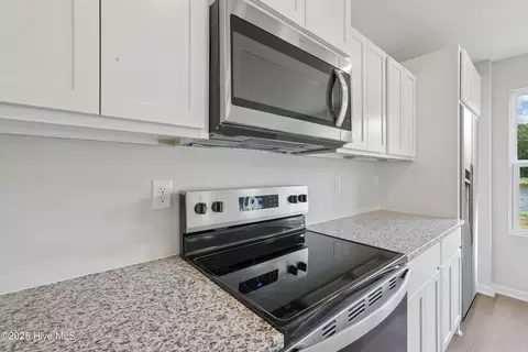 Kitchen - 17 E Farley Dr #70, Hampstead, NC 28443 photo 4 of 6