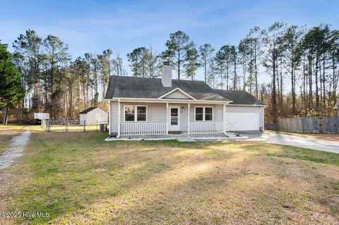 318 Firethorn Ln, Jacksonville, NC 28546
