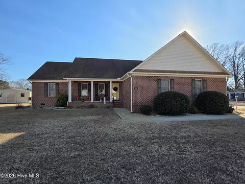 400 Grove St, Clinton, NC 28328