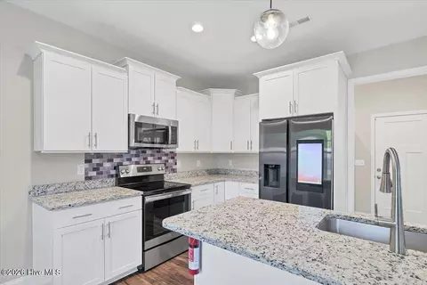 Kitchen - 175 W New England Ave, Pinebluff, NC 28373 photo 3 of 6