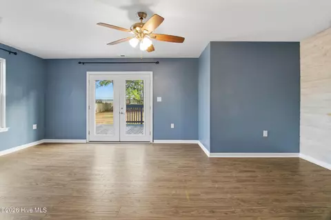 Living - 103 Hunt Dr, Hubert, NC 28539 photo 2 of 3