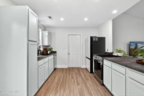 Entry Way - 290 Parnell Rd, Hubert, NC 28539 photo 2 of 4