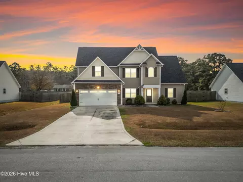 210 Breakwater Dr, Sneads Ferry, NC 28460