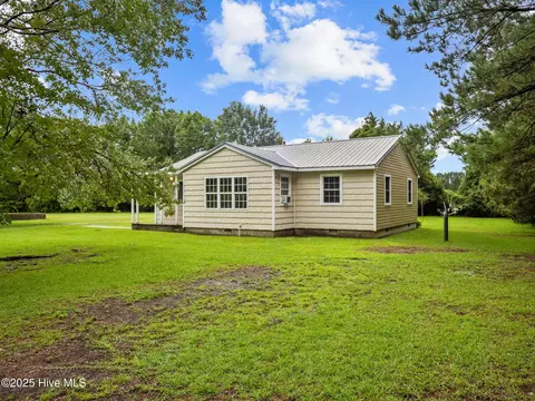 195 Queens Creek Rd, Swansboro, NC 28584