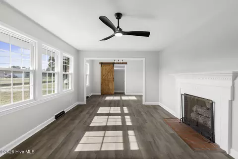 Living - 282 Richlands Loop Rd, Richlands, NC 28574 photo 2 of 5