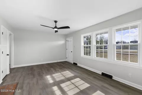 Living - 282 Richlands Loop Rd, Richlands, NC 28574 photo 3 of 5