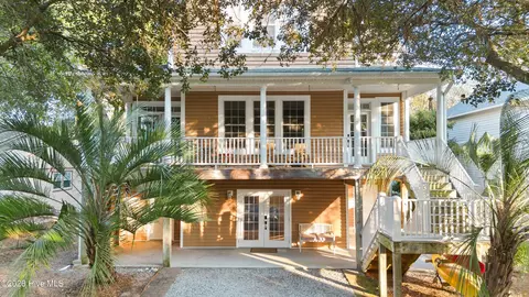 118 SW 2nd St, Oak Island, NC 28465
