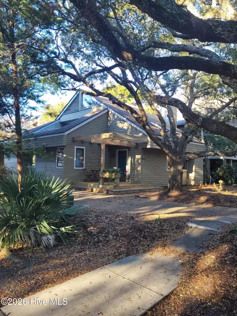104 Live Oak Dr, Wrightsville Beach, NC 28480