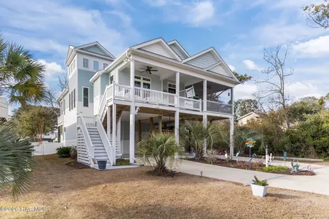 107 SE 44th St, Oak Island, NC 28465