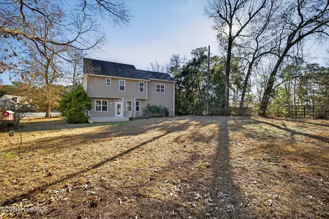 Exterior - 1727 Sloop Point Loop Rd, Hampstead, NC 28443 photo 4 of 9